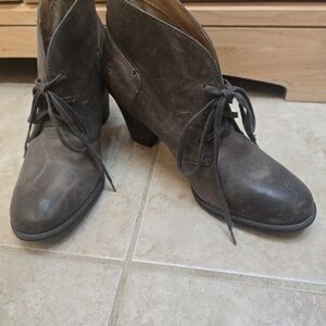 Clarks Heath Wren Boots Gray Nubuck Distressed Chukka Heel Booties Size 10 M